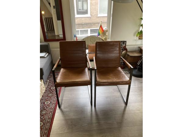 Twee bruine stoelen