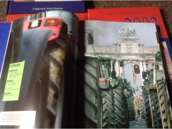 Jaarboeken (16stuks ) van 1988 tot 2003 in het Nederlands