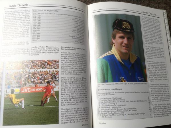 Jaarboeken (16stuks ) van 1988 tot 2003 in het Nederlands