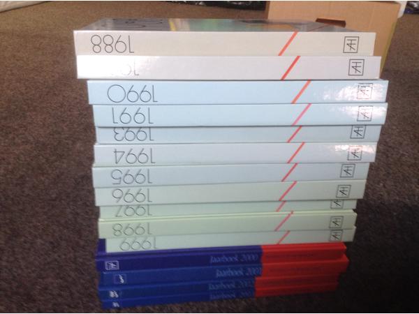Jaarboeken (16stuks ) van 1988 tot 2003 in het Nederlands