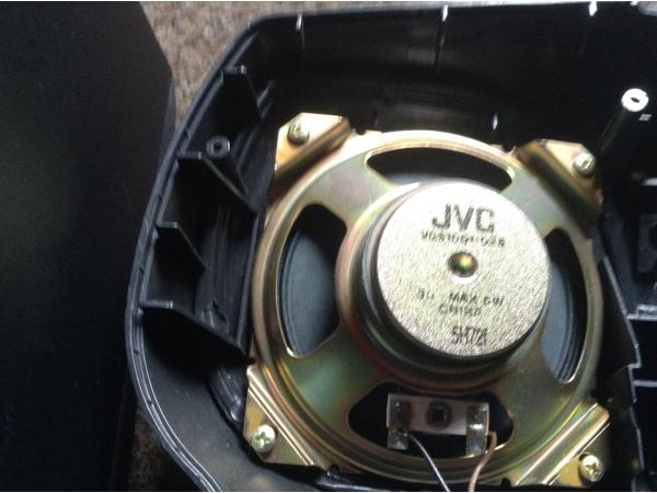 Luidspreker 1 box jvc en 2 medions met andere boxen,hobby