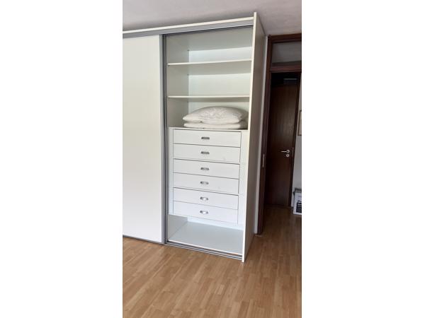 KLEDINGKAST MET SCHUIFDEUREN