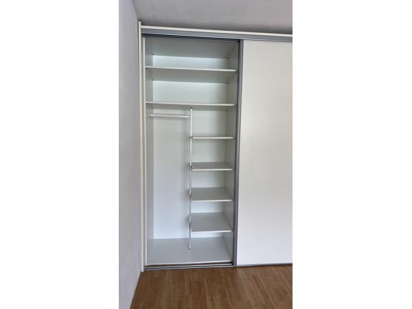 KLEDINGKAST MET SCHUIFDEUREN