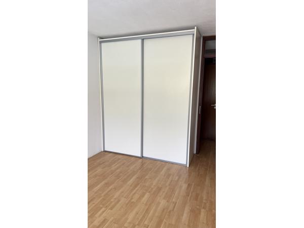 KLEDINGKAST MET SCHUIFDEUREN