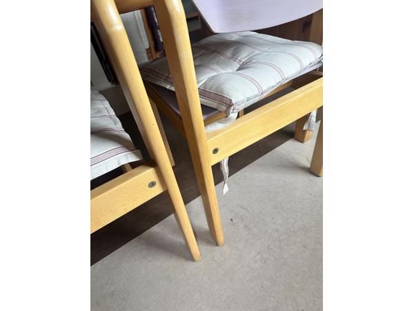 2 berken eettafelstoelen (jaren 80 vorige eeuw)