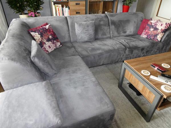 Grijze hoekbank met stoffen bekleding