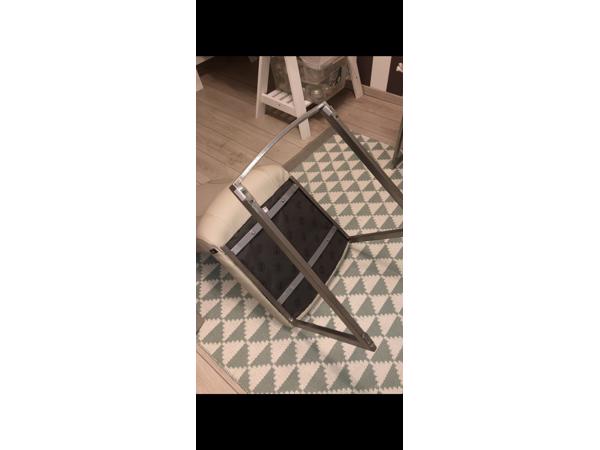 Twee eettafelstoelen