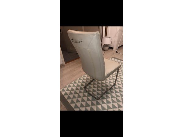 Twee eettafelstoelen