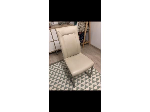 Twee eettafelstoelen