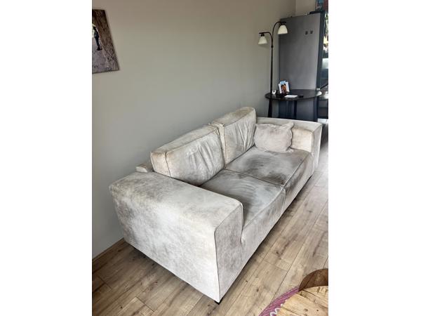 Mooie ruime 2,5 zits bank. Ideaal te onderhouden materiaal.