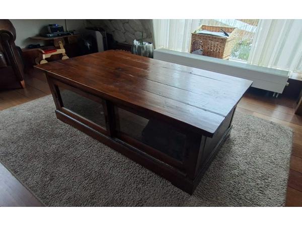 Grote houten salontafel