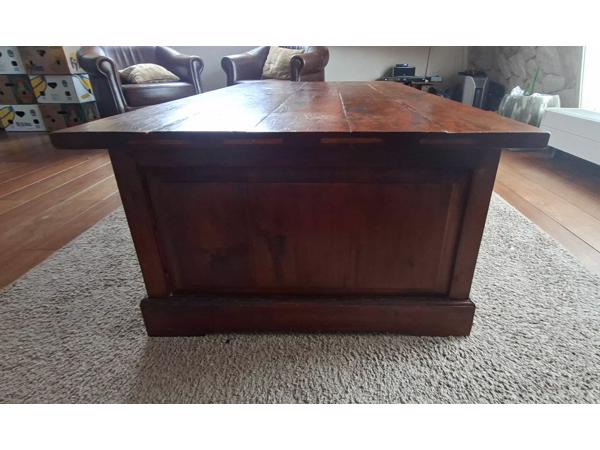 Grote houten salontafel