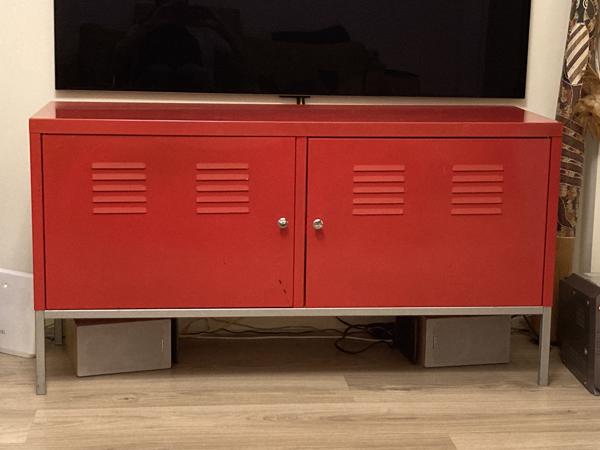 Mooi rood locker kastje van Ikea