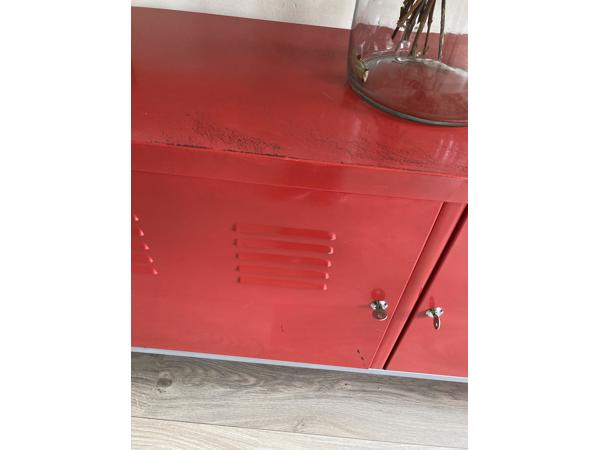Mooi rood locker kastje van Ikea