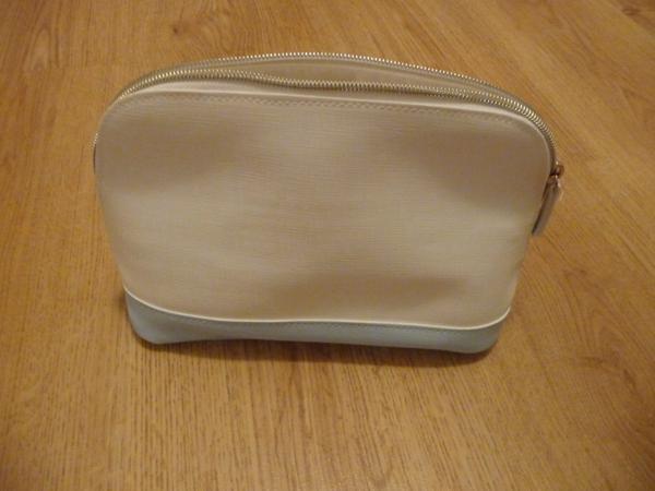 Nieuwe toilettas wit met lichtblauw met rits leerachtig.