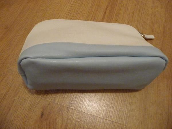 Nieuwe toilettas wit met lichtblauw met rits leerachtig.