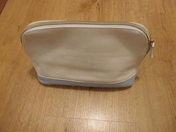 Nieuwe toilettas wit met lichtblauw met rits leerachtig.