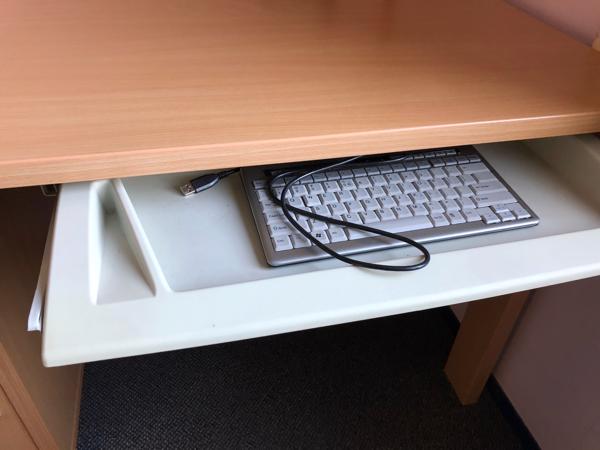 Stevig bureau met lade voor toetsenbord