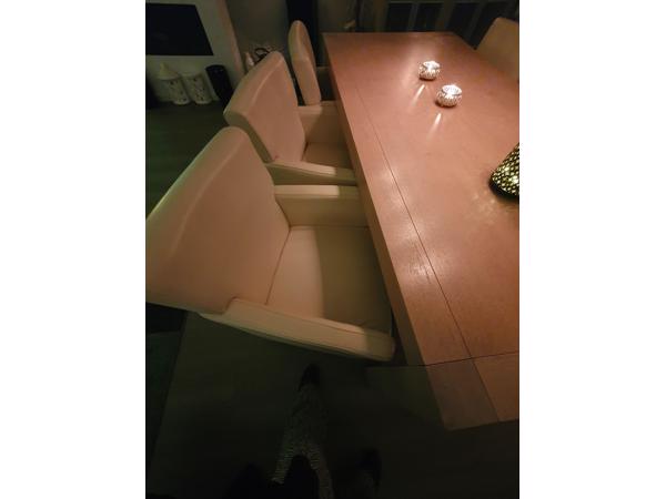 Grote eettafel met leren stoelen