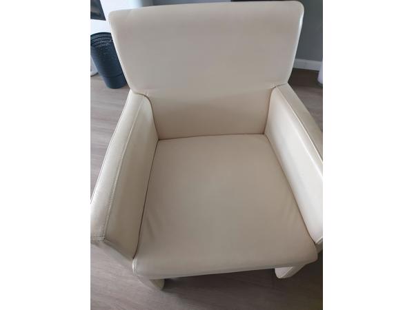 Grote eettafel met leren stoelen