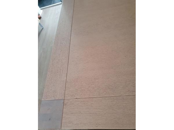 Grote eettafel met leren stoelen