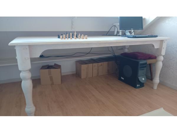 Leuke brocante tafel. 90 cm bij 190