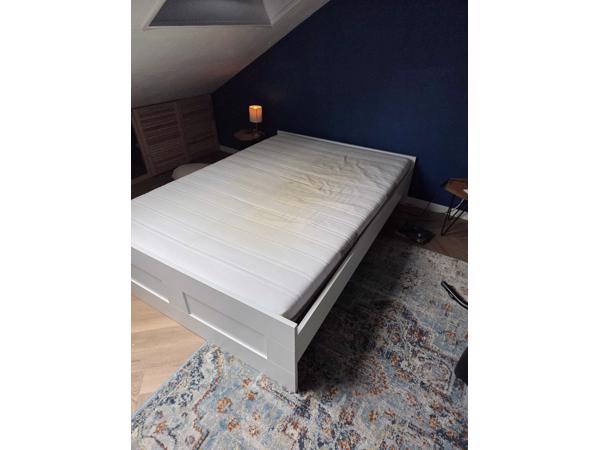 Bed (frame goede staat, matras oud)
