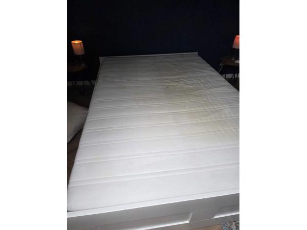 Bed (frame goede staat, matras oud)