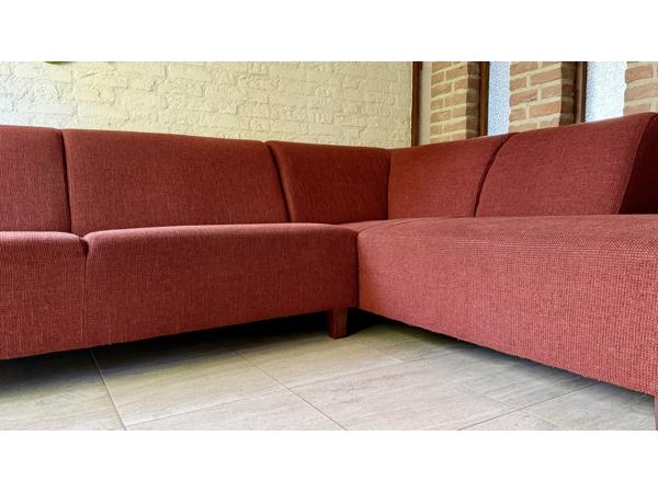 Terra-kleurige hoekbank