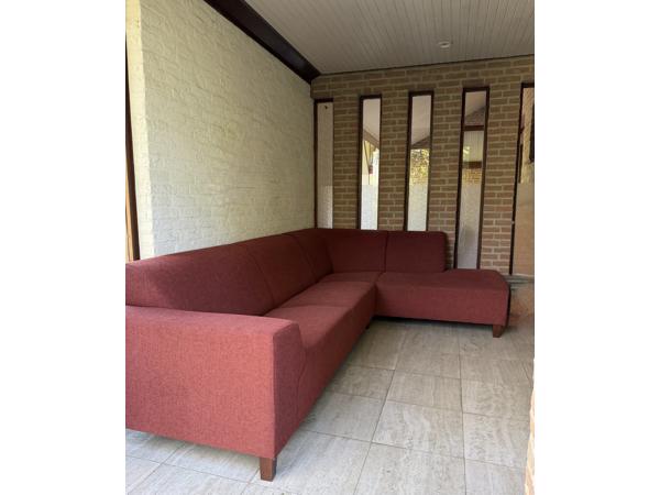 Terra-kleurige hoekbank