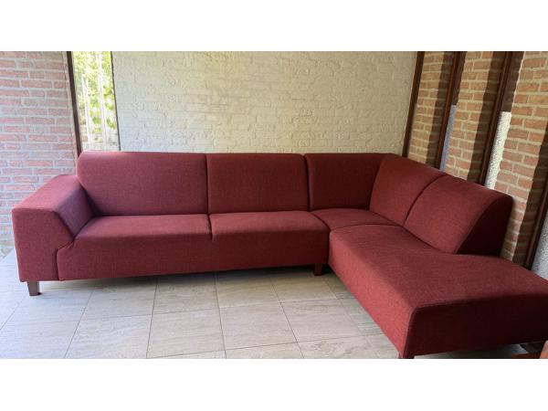 Terra-kleurige hoekbank