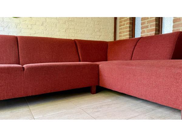 Terra-kleurige hoekbank