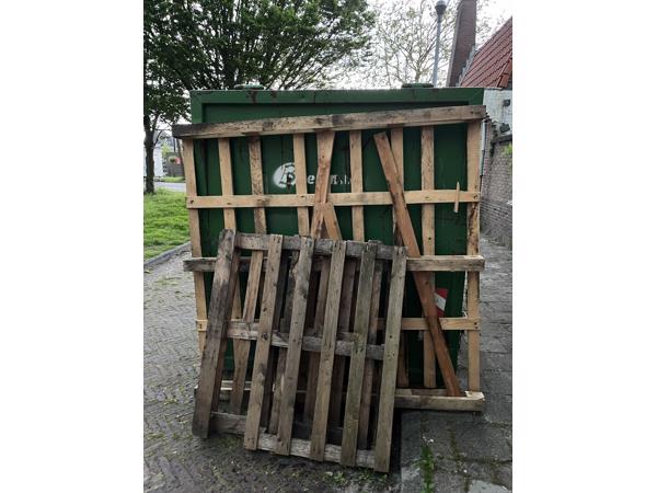 3 Pallets (2 normaal, 1 groot)