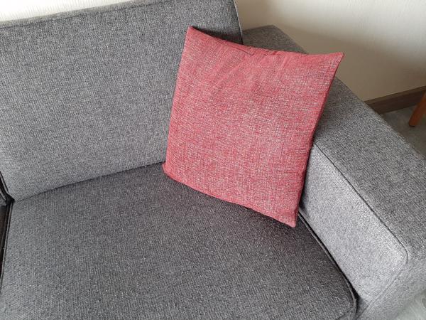 2,5 zitsbank met fauteuil, kussens en vloerkleed