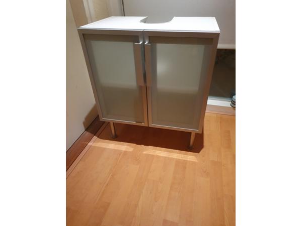 badkamer kast en onderkast wastafel.
