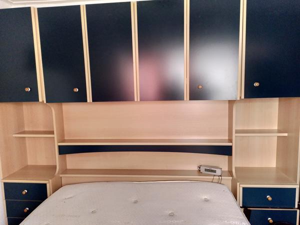 Bed met ombouw en elektrische bedbodems