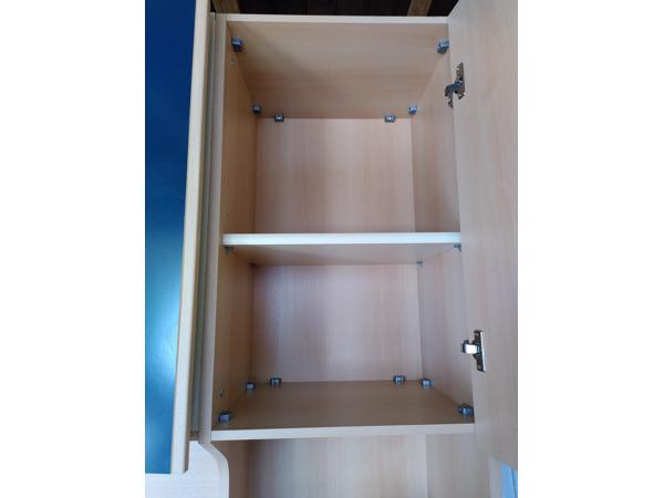 Bed met ombouw en elektrische bedbodems