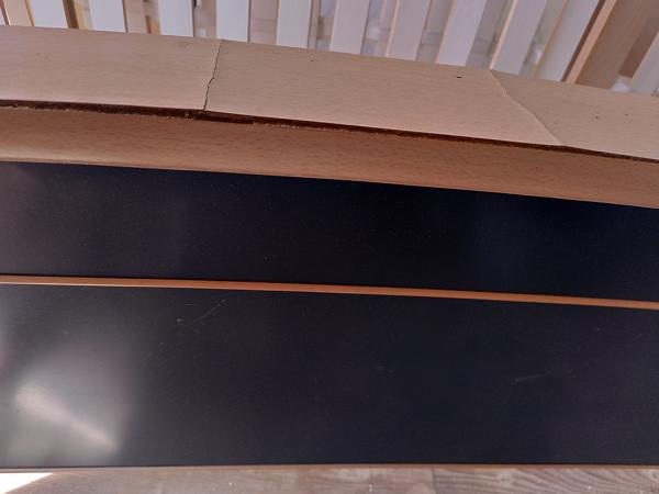 Bed met ombouw en elektrische bedbodems