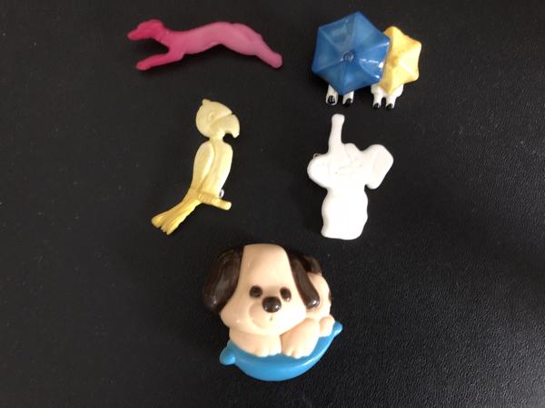 Broche kunststof parasol, papegaai , olifant , hond broches