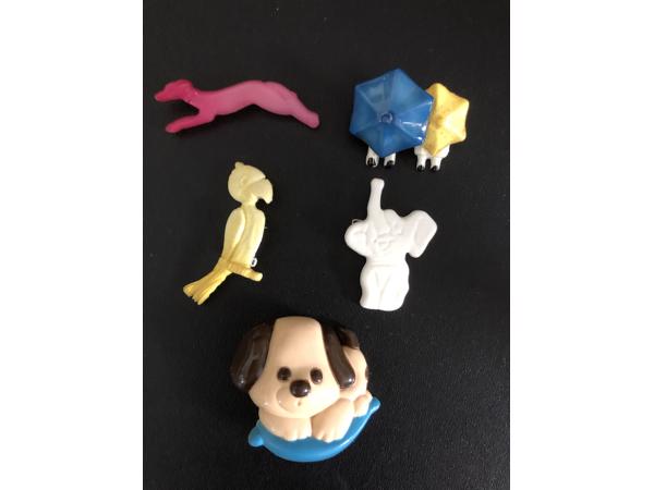 Broche kunststof parasol, papegaai , olifant , hond broches