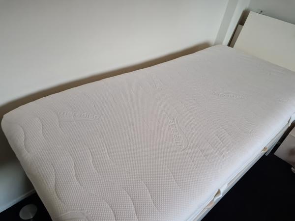2 eenpersoonsmatrassen