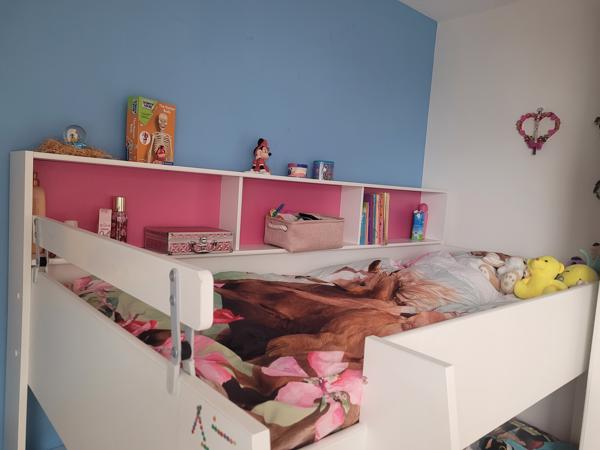 Stapelbed met vakjes voor speelgoed/Boekjes. 90x200cm