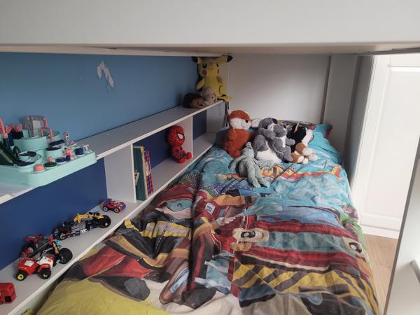 Stapelbed met vakjes voor speelgoed/Boekjes. 90x200cm