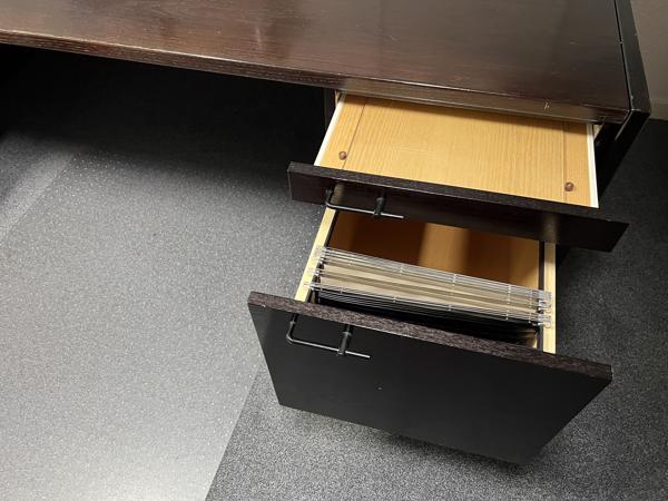 Solide bureau met bureaustoel