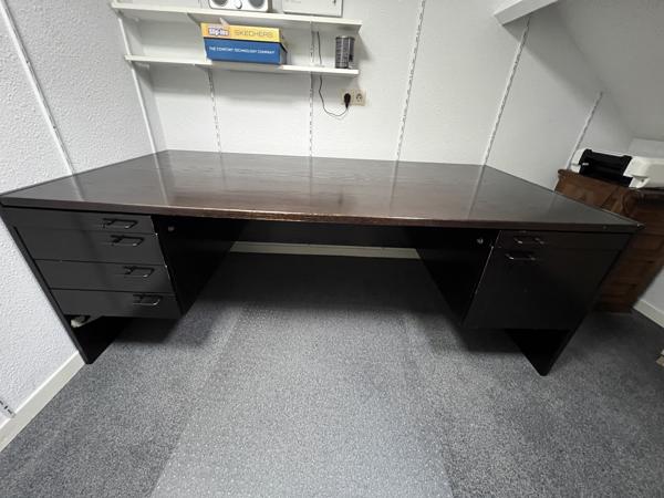 Solide bureau met bureaustoel