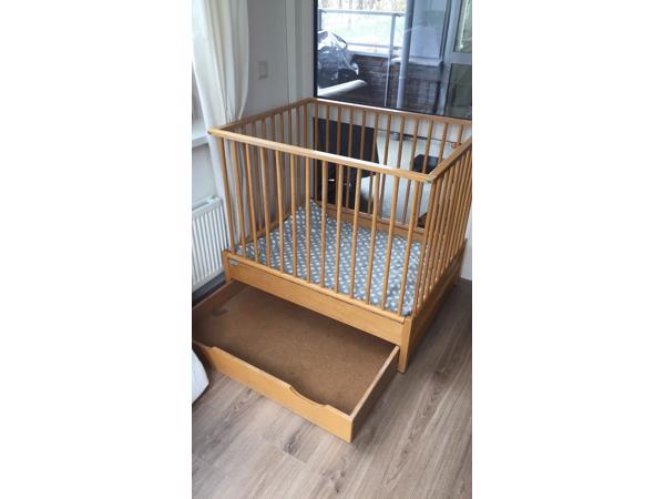 Houten box met lade, in hoogte verstelbaar