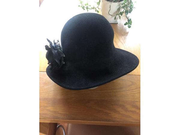 leuke mooie zwarte vilten hoed met rozet