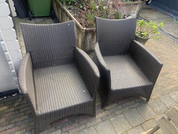 2 relax stoelen + tafeltje/voetenbank in Heinenoord Tuin en Terras