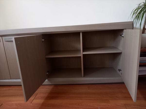 Taupe/grijskleurig dressoir met 4 deuren en 4 legplanken