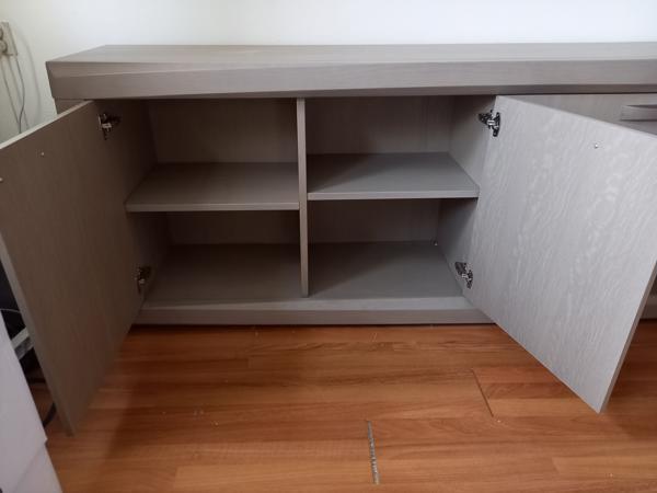 Taupe/grijskleurig dressoir met 4 deuren en 4 legplanken